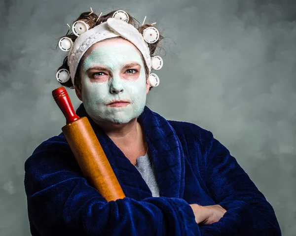 ortalama ve yüz maskesi, saç silindirler ve oklava ile çirkin ev kadını