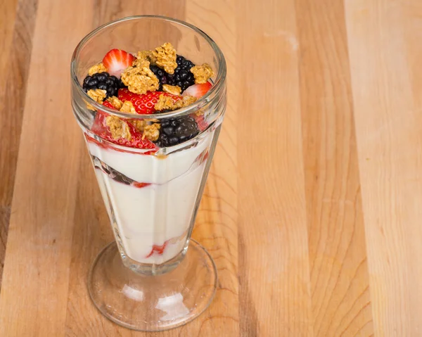 Mixed berry yogurt parfait with strawberries and blackberries — Stock Photo, Image