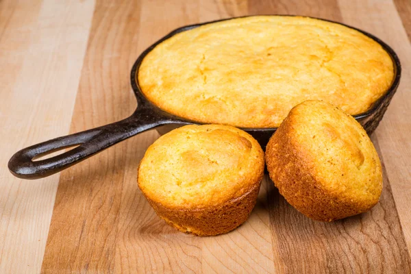 Mısır ekmeği kek ve cornbread pone bir demir tava