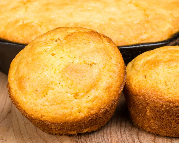 Cornbread muffins and cornbread pone in an iron skillet — Stock Photo, Image