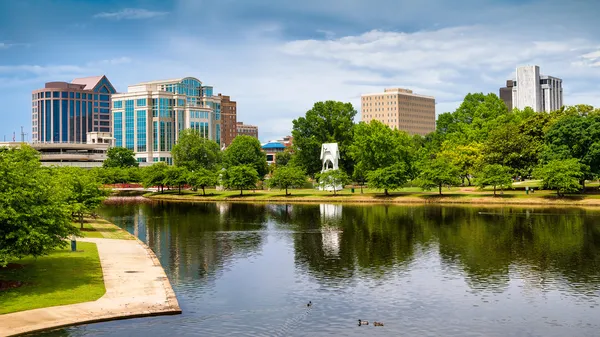 Cityscape scene of downtown Huntsville, Alabama, from Big Spring Park — Stock Fotó