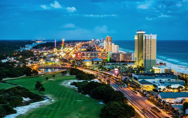 巴拿马城市海滩，佛罗里达州，景观中的夜，杜丽娘在前台海滩路 图库图片