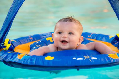 # Mutlu bebek bilardoda oynarken bebek yüzüyor #