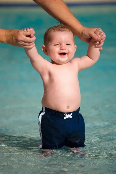 Gelukkig baby spelen en waden in het ondiepe zwembad tijdens de zomervakantie — Stockfoto