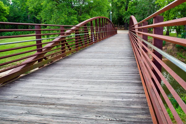 Puente peatonal en parque a orillas del río en Columbus, Georgia — Foto de Stock