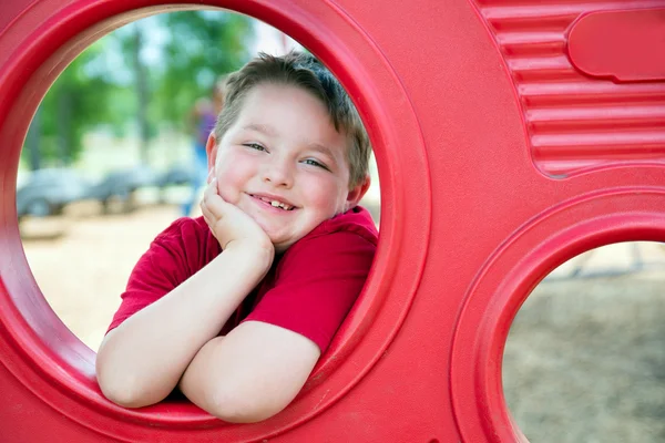 Портрет маленького ребенка, играющего на детской площадке — стоковое фото