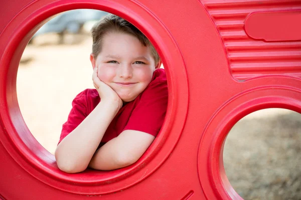 Porträt eines kleinen Kindes, das auf einem Spielplatz spielt — Stockfoto