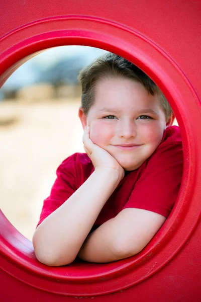 Porträt eines kleinen Kindes, das auf einem Spielplatz spielt lizenzfreie Stockfotos