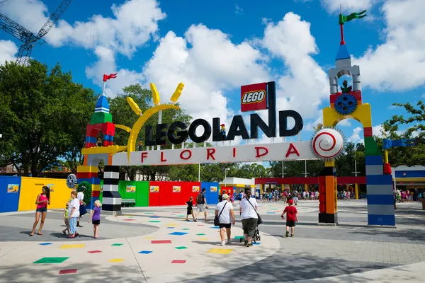 Návštěvníci procházejí vstup do Legolandu florida — Stock fotografie
