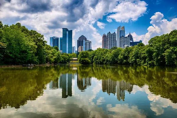 Skyline do centro de Atlanta, Geórgia a partir de Piedmont Park Fotos De Bancos De Imagens