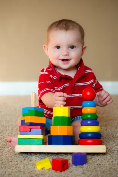 Menino brincando com empilhamento aprendendo brinquedo — Fotografia de Stock