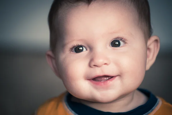 Primer plano retrato de lindo bebé feliz sonriendo en vintage filtrado — Foto de Stock