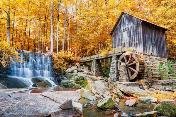 Imagen otoñal o otoñal de molino histórico y cascada en Marietta , — Foto de Stock