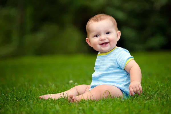 Retrato de verão de bebê menino feliz ao ar livre no parque — Fotografia de Stock