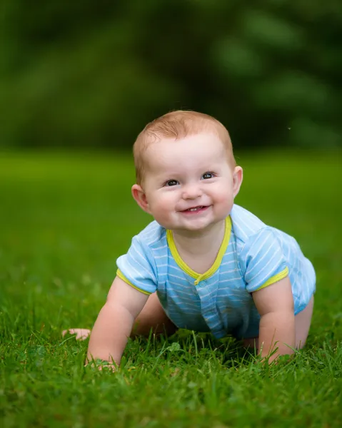 Portret lato noworodek szczęśliwy chłopiec dziecko na świeżym powietrzu w parku — Zdjęcie stockowe