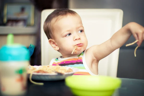 Divertente bambino ragazzo mangiare spaghetti — Foto Stock