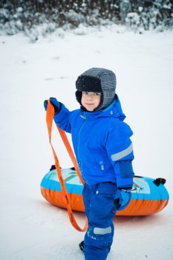 kar tüp üstünde bir oğlan