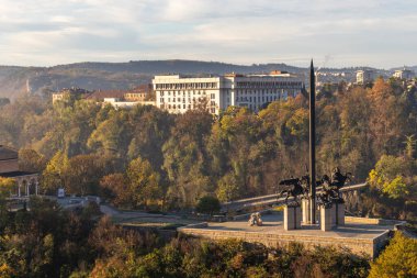 VELIKO TARNOVO, BULGARIA - NOVEMBER 2, 2020: Bulgaristan 'ın Veliko Tarnovo kentinin şaşırtıcı Gündoğumu manzarası