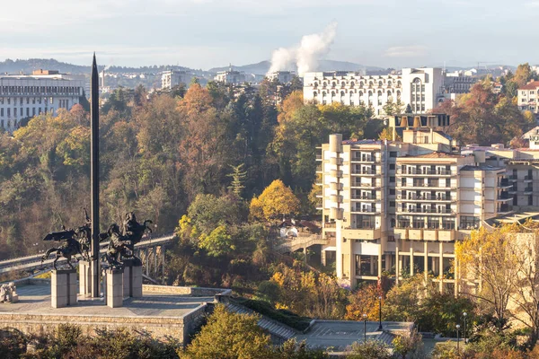 VELIKO TARNOVO, BULGARIA - NOVEMBER 2, 2020: Bulgaristan 'ın Veliko Tarnovo kentinin şaşırtıcı Gündoğumu manzarası