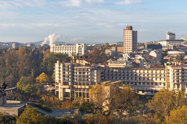 VELIKO TARNOVO, BULGARIA - NOVEMBER 2, 2020: Bulgaristan 'ın Veliko Tarnovo kentinin şaşırtıcı Gündoğumu manzarası