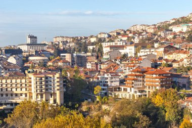 VELIKO TARNOVO, BULGARIA - NOVEMBER 2, 2020: Bulgaristan 'ın Veliko Tarnovo kentinin şaşırtıcı Gündoğumu manzarası