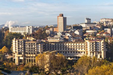VELIKO TARNOVO, BULGARIA - NOVEMBER 2, 2020: Bulgaristan 'ın Veliko Tarnovo kentinin şaşırtıcı Gündoğumu manzarası