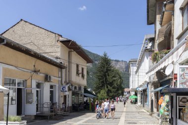 TETEN, BULGARIA - 7 Temmuz 2021: Bulgaristan 'ın Lovech bölgesindeki Balkan Dağları' ndaki Teteven kasabasında tipik sokak ve bina