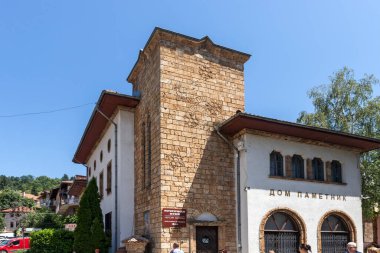 TETEN, BULGARIA - 7 Temmuz 2021: Bulgaristan 'ın Lovech bölgesindeki Balkan Dağları' ndaki Teteven kasabasında tipik sokak ve bina