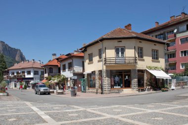TETEN, BULGARIA - 7 Temmuz 2021: Bulgaristan 'ın Lovech bölgesindeki Balkan Dağları' ndaki Teteven kasabasında tipik sokak ve bina