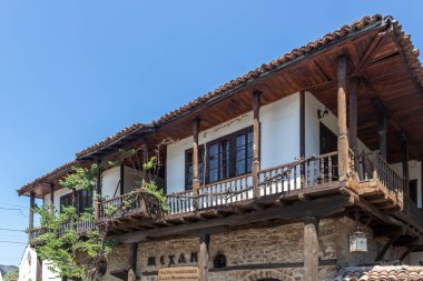 TETEN, BULGARIA - 7 Temmuz 2021: Bulgaristan 'ın Lovech bölgesindeki Balkan Dağları' ndaki Teteven kasabasında tipik sokak ve bina