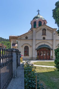 TETEN, BULGARIA - 7 Temmuz 2021: Bulgaristan 'ın Lovech bölgesindeki Balkan Dağları' ndaki Teteven kasabasında tipik sokak ve bina