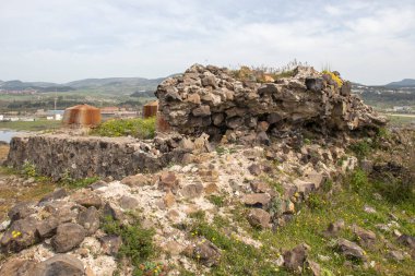 Bulgaristan 'ın Kardzhali kenti yakınlarındaki Studen Kladenets barajının güney sahilindeki antik Vishegrad Kalesi kalıntıları