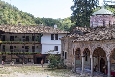 ORESHAK, BULGARIA - 31 Ağustos 2021: Ortaçağ Troyan Varsayım Manastırı, Lovech bölgesi, Bulgaristan