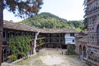 ORESHAK, BULGARIA - 31 Ağustos 2021: Ortaçağ Troyan Varsayım Manastırı, Lovech bölgesi, Bulgaristan