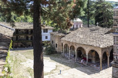 ORESHAK, BULGARIA - 31 Ağustos 2021: Ortaçağ Troyan Varsayım Manastırı, Lovech bölgesi, Bulgaristan