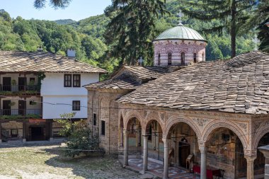 ORESHAK, BULGARIA - 31 Ağustos 2021: Ortaçağ Troyan Varsayım Manastırı, Lovech bölgesi, Bulgaristan