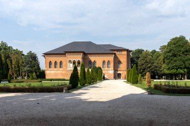 Romanya 'nın Bükreş kenti yakınlarındaki Mogosoaia Sarayı' nın yaz manzarası