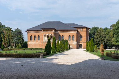 Romanya 'nın Bükreş kenti yakınlarındaki Mogosoaia Sarayı' nın yaz manzarası