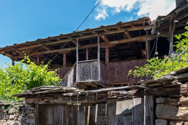 Otantik ondokuzuncu yüzyıl evleriyle Leshten Köyü, Blagoevgrad Bölgesi, Bulgaristan