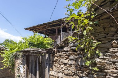 Otantik ondokuzuncu yüzyıl evleriyle Leshten Köyü, Blagoevgrad Bölgesi, Bulgaristan