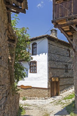 Otantik ondokuzuncu yüzyıl evleriyle Leshten Köyü, Blagoevgrad Bölgesi, Bulgaristan
