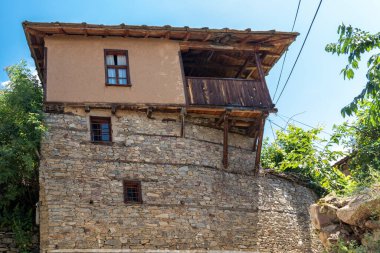 Otantik ondokuzuncu yüzyıl evleriyle Leshten Köyü, Blagoevgrad Bölgesi, Bulgaristan