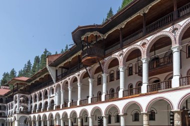 RILA MONASTERY, BULGARIA - 24 Haziran 2021: Rila (Rila Manastırı), Kyustendil Bölgesi, Bulgaristan 'daki Saint Ivan (John) Manastırı' nın iç manzarası