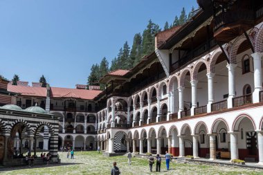 RILA MONASTERY, BULGARIA - 24 Haziran 2021: Rila (Rila Manastırı), Kyustendil Bölgesi, Bulgaristan 'daki Saint Ivan (John) Manastırı' nın iç manzarası