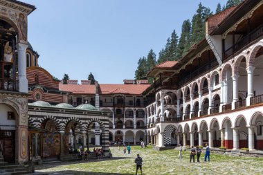 RILA MONASTERY, BULGARIA - 24 Haziran 2021: Rila (Rila Manastırı), Kyustendil Bölgesi, Bulgaristan 'daki Saint Ivan (John) Manastırı' nın iç manzarası