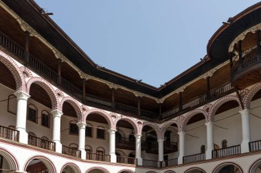 RILA MONASTERY, BULGARIA - 24 Haziran 2021: Rila (Rila Manastırı), Kyustendil Bölgesi, Bulgaristan 'daki Saint Ivan (John) Manastırı' nın iç manzarası