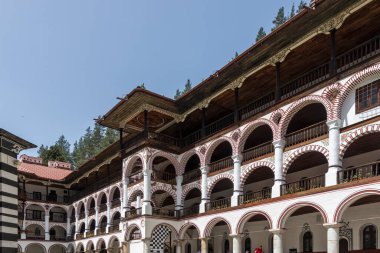 RILA MONASTERY, BULGARIA - 24 Haziran 2021: Rila (Rila Manastırı), Kyustendil Bölgesi, Bulgaristan 'daki Saint Ivan (John) Manastırı' nın iç manzarası