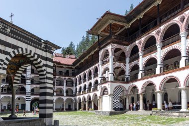 RILA MONASTERY, BULGARIA - 24 Haziran 2021: Rila (Rila Manastırı), Kyustendil Bölgesi, Bulgaristan 'daki Saint Ivan (John) Manastırı' nın iç manzarası