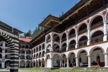 RILA MONASTERY, BULGARIA - 24 Haziran 2021: Rila (Rila Manastırı), Kyustendil Bölgesi, Bulgaristan 'daki Saint Ivan (John) Manastırı' nın iç manzarası