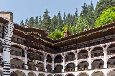 RILA MONASTERY, BULGARIA - 24 Haziran 2021: Rila (Rila Manastırı), Kyustendil Bölgesi, Bulgaristan 'daki Saint Ivan (John) Manastırı' nın iç manzarası